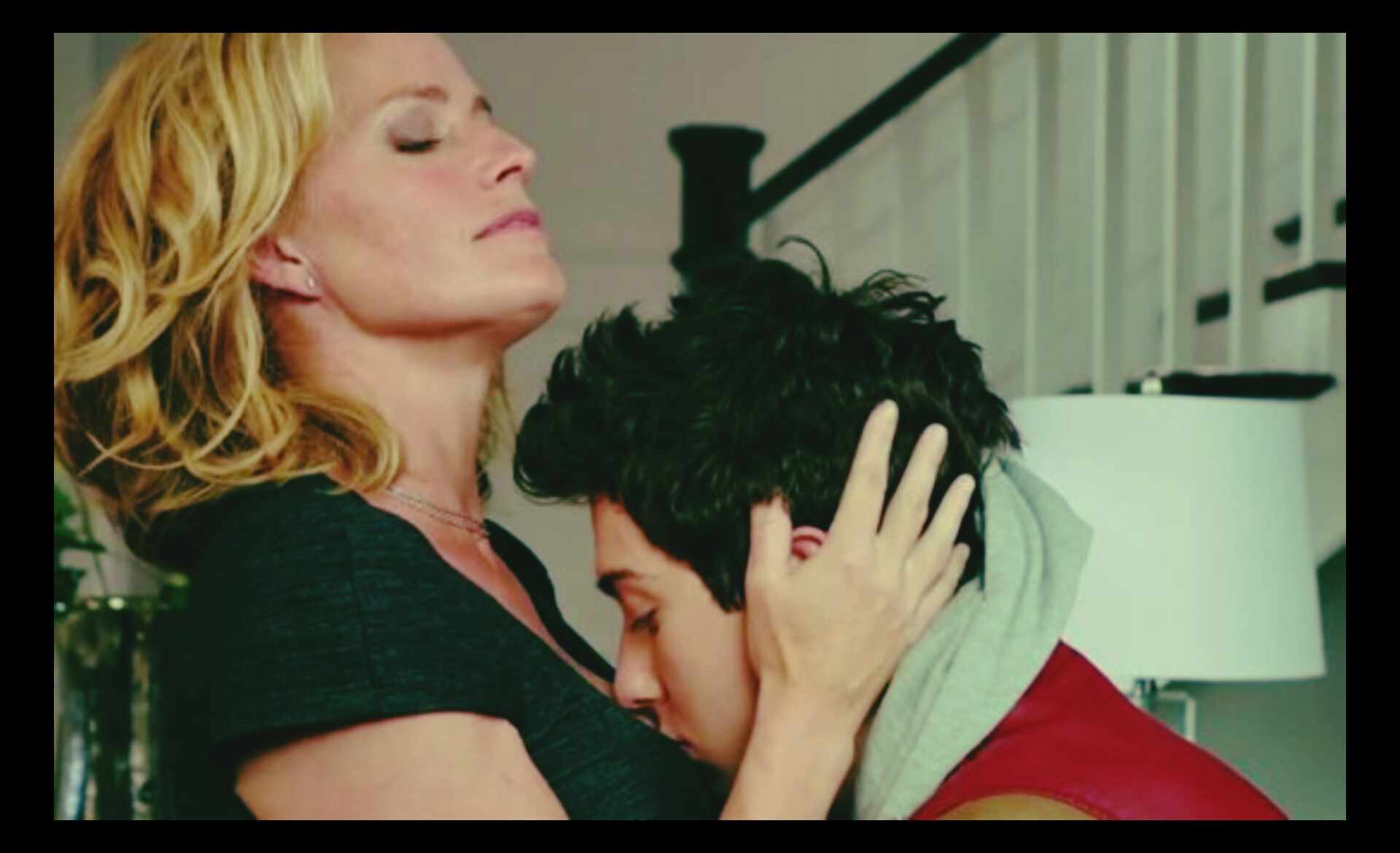 Seduced by my stepmoms friend. Элизабет Шу Kiss. Elisabeth Shue Romance. Плохое поведение 2014 Элизабет Шу. Мама друга.